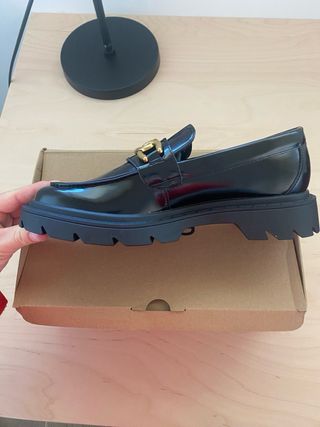 Zapatos Mango negros con detalle dorado