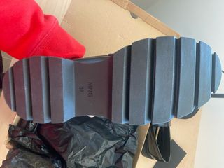 Zapatos Mango negros con detalle dorado