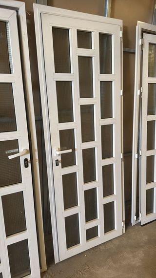Puerta aluminio cuadros cristal