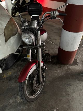 Moto custom plateada y roja