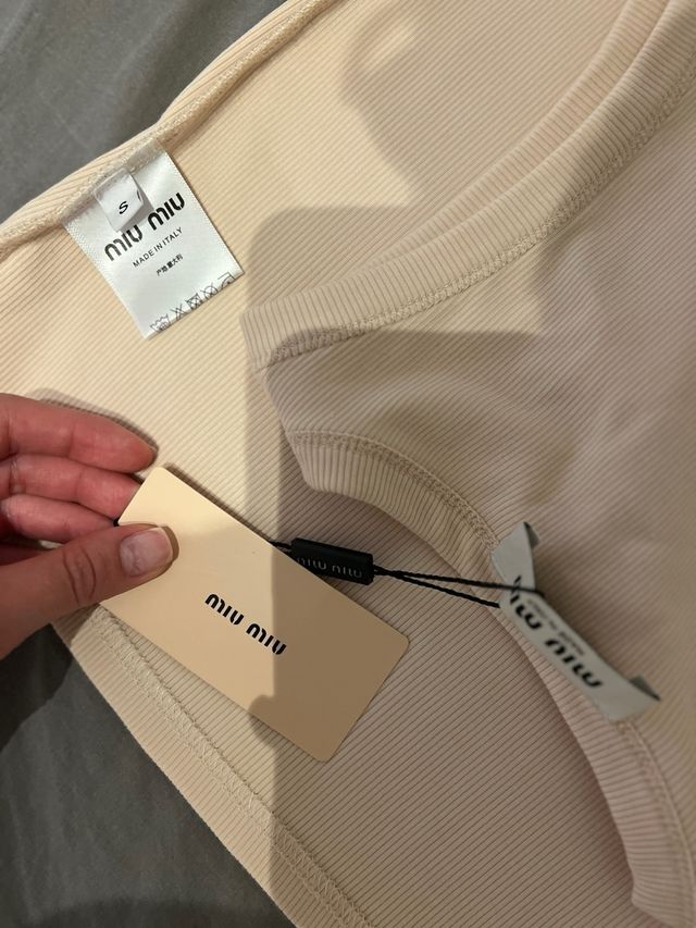 Top Miu Miu Beige con Logo