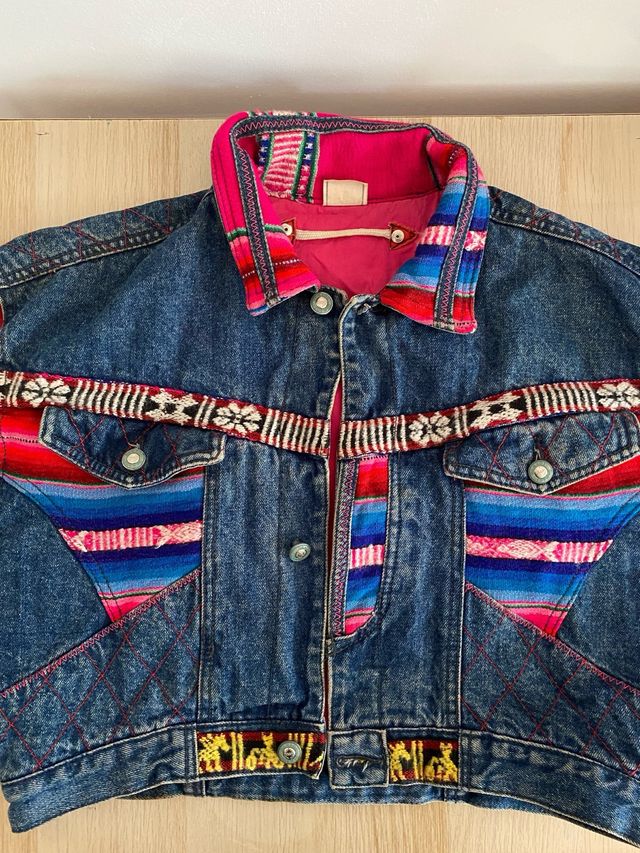Chaqueta vaquera crop con detalles aztecas