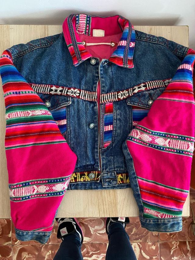 Chaqueta vaquera crop con detalles aztecas