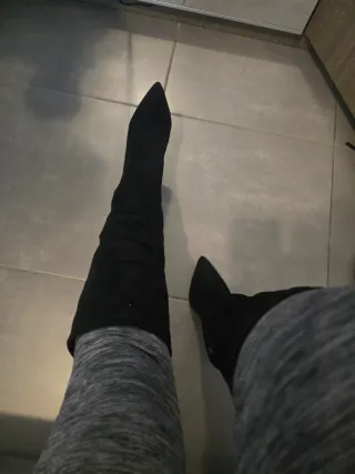 Stivali scamosciati neri tacco alto