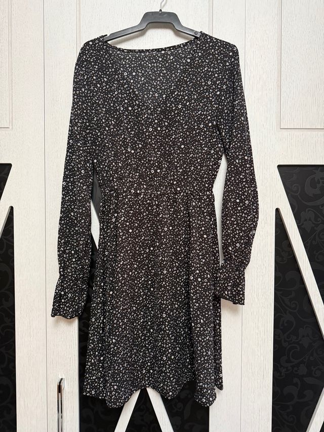 Vestido negro manga larga estampado floral