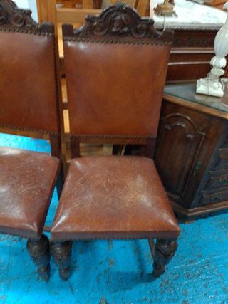 2 Sillas Antiguas de Cuero y Madera