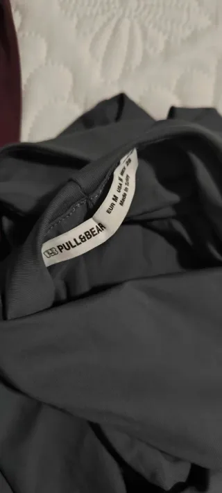 Pull&Bear Camiseta Gris Manga Corta Espalda Descub