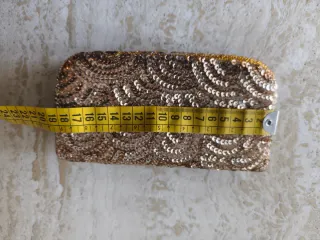 Bolso de fiesta lentejuelas dorado.