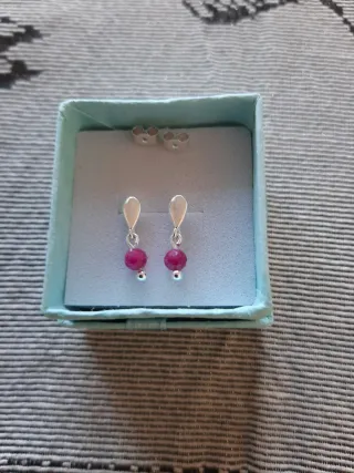 Plata y rubí pendientes