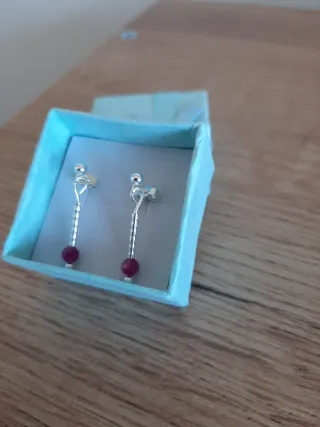 Plata y rubí pendientes