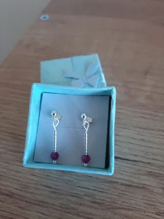 Plata y rubí pendientes