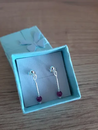 Plata y rubí pendientes