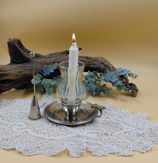 Bugia in metallo con lume in vetro