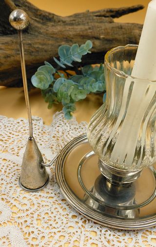 Bugia in metallo con lume in vetro