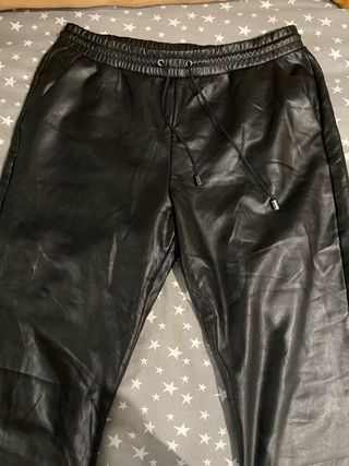 Pantalón de cuero negro
