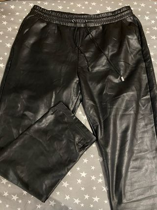 Pantalón de cuero negro