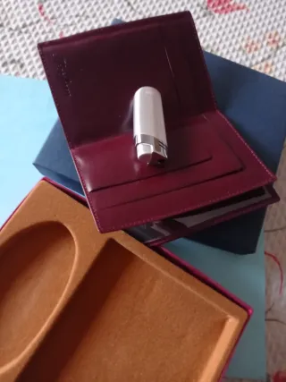 Billetera de piel y mechero