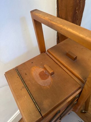 Costurero antiguo de madera y metal