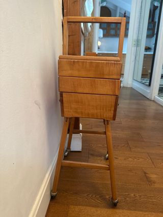 Costurero antiguo de madera y metal