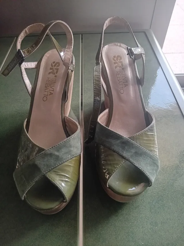 Sandalias cuña Silvia Rebatto verde