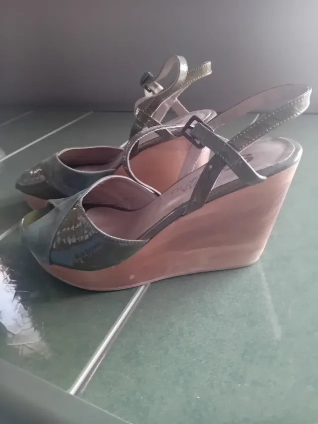 Sandalias cuña Silvia Rebatto verde