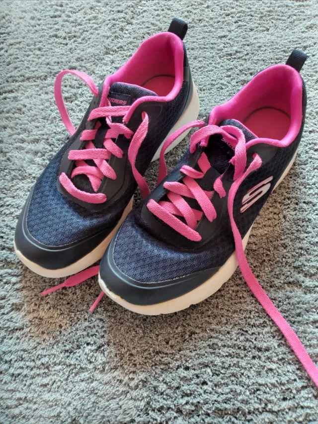 Zapatillas Skechers, poco uso. Muy cómodas.