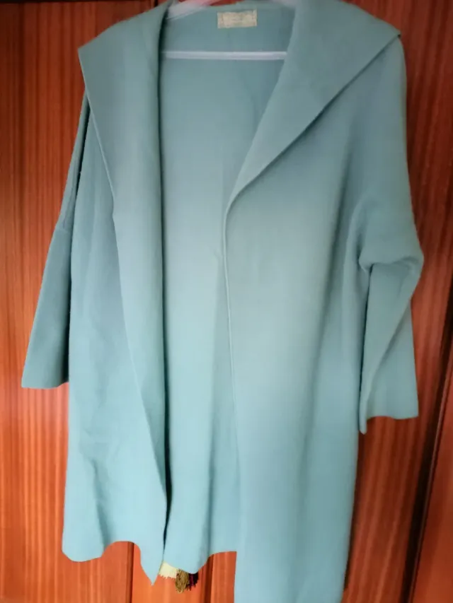 Abrigo de punto con capucha