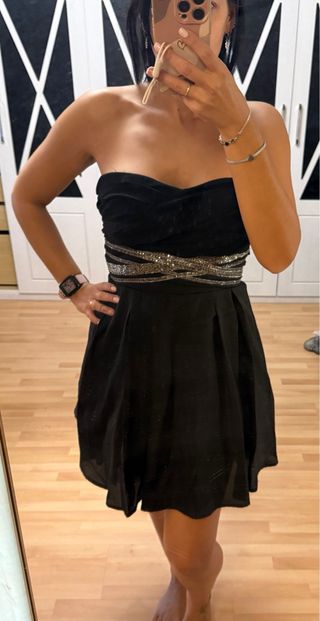 Vestido palabra de honor negro con pedrería