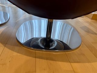 Sillones de piel morados y plateados