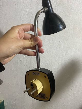 Lámpara de mesa LED negra y plateada