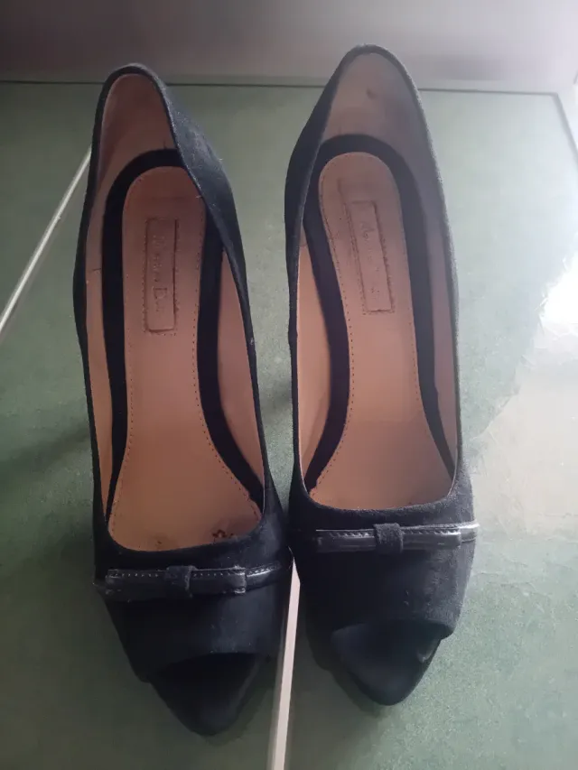 Zapatos de tacón negros con lazo