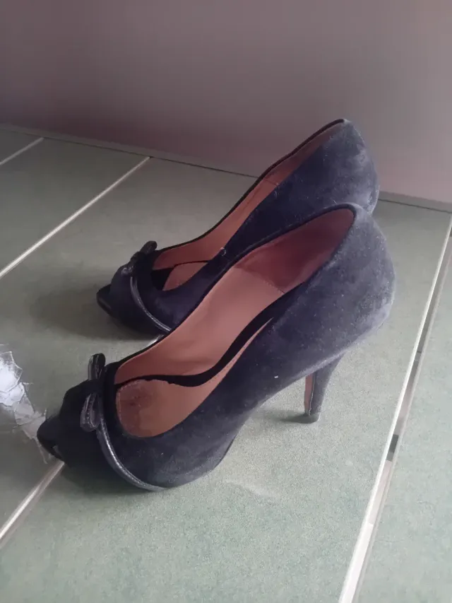 Zapatos de tacón negros con lazo
