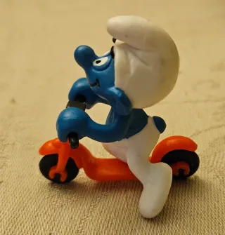 Puffo con monopattino