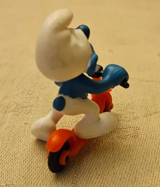 Puffo con monopattino