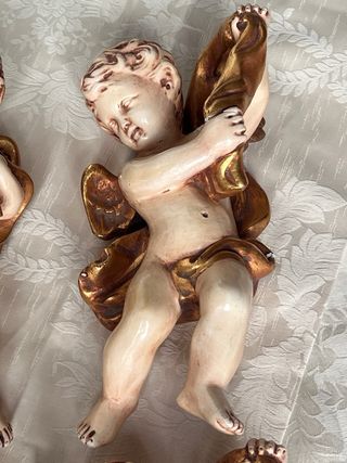 4 Ángeles decorativos dorados