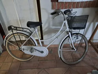 Bicicletta da donna bianca con cestino