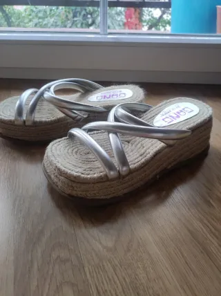 Sandalias plateadas cuña esparto