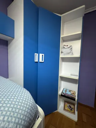 Armario esquinero con cama y colchón