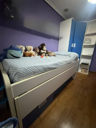 Armario esquinero con cama y colchón