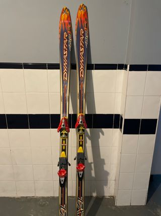 Esquís Dynastar con fijaciones