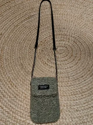 Bolsito móvil Stradivarius peludo