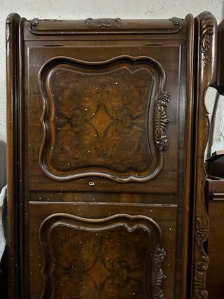 Aparador de nogal con detalles tallados