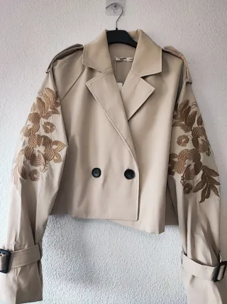 Gabardina corta bordada beige