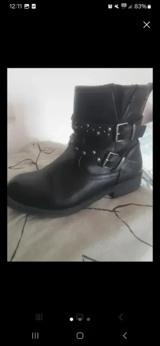 Botines negros con tachuelas y hebillas