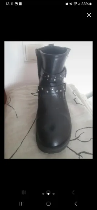 Botines negros con tachuelas y hebillas