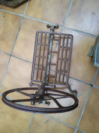 Mecanismo de maquina de coser antigua de metal