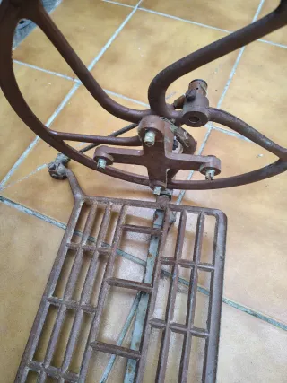 Mecanismo de maquina de coser antigua de metal