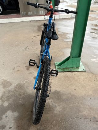 Bicicleta de montaña azul