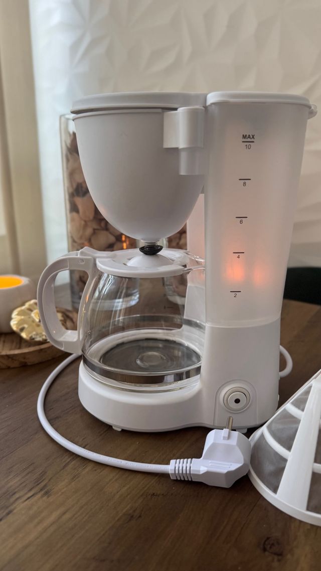 Caffettiera bianca con caraffa in vetro