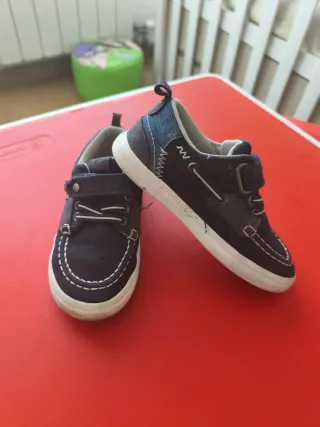 Zapatos niño azul y blanco. Número 29.